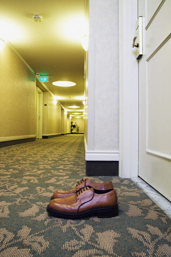 西方人,一个人,站,竖图,室内,白天,侧面,鞋,安全,酒店,鞋子,照明,欧洲,欧洲人,仅一个男性,仅一个人,仅一个中年男性,一排,一双,许多,阴影,裤子,整齐,光线,影子,墙,走道,走廊,过道,灯光,防护,皮革,顶灯,墙壁,墙面,灯,排列,白色,灯具,靠,靠着,站着,火警,保护,照亮,照明设备,队列,火灾,保险,保全,周全,安稳,安定,警报,烟雾报警器,烟雾传感器,烟雾感应器,平安,男人,男性,中年男性,白种人,站立,半身,彩图,皮鞋,旅店