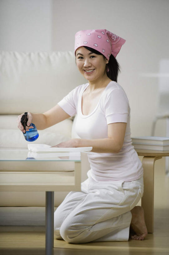 东方人,一个人,客厅,跪,笑,微笑,露齿笑,竖图,室内,白天,侧面,安全,纺织品,亚洲,仅一个年轻女性,仅一个女性,仅一个人,握,服装,布,头巾,墙,织物,拿,拿着,扭头,注视,休闲装,黄种人,光脚,抹布,墙壁,墙面,衣服,白色,瓶子,塑料制品,观察,看,清洁,转头,休闲,赤脚,休闲服,塑料瓶,握着,服饰,打扫,观看,洗洁精,察看,起居室,喷雾瓶,关注,清扫,去污,洁净,客堂,扫除,洗涤剂,年轻女性,女人,女性,亚洲人,跪着,彩图,全身,喷瓶,除菌,洁洁灵,清洗液,洗涤灵