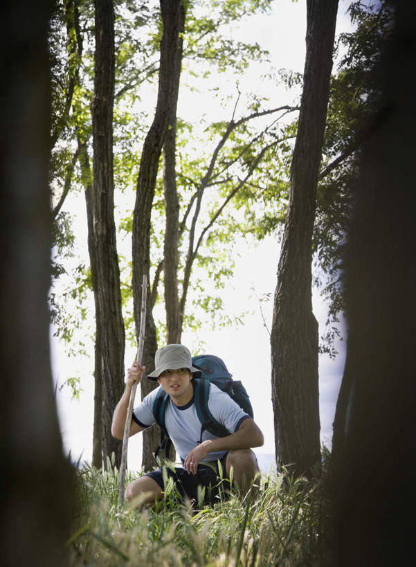 东方人,一个人,蹲,竖图,室外,白天,正面,树林,植物,帽子,亚洲,仅一个男性,仅一个人,仅一个中年男性,握,服装,包,工具,器材,拿,旅行包,拿着,注视,休闲装,黄种人,树,树木,衣服,绿色,自然,背包,遮阳帽,观察,看,休闲,休闲服,器械,握着,服饰,生长,成长,拐杖,观看,察看,关注,登山杖,辅助设备,旅游包,登山棍,男人,男性,中年男性,亚洲人,登山,蹲着,爬山,彩图,全身,双肩包
