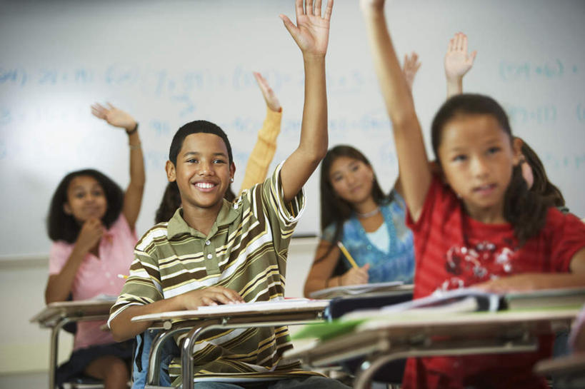 东方人,西方人,儿童,伙伴,朋友,学校,坐,举,笑,微笑,露齿笑,横图,室内,白天,正面,友谊,纯洁,桌子,欧洲,非洲,黑人,欧洲人,亚洲,阴影,服装,朦胧,模糊,反射,影子,许多人,注视,休闲装,黄种人,书桌,校园,小孩,衣服,白板,课桌,观察,看,托,一群人,休闲,教室,同学,休闲服,可爱,童年,童趣,服饰,课本,观看,察看,教材,校友,关注,记录板,童真,讲义,烂漫,无邪,记事板,同窗,学友,天真,友情,男孩,男人,男性,女孩,女人,女性,白种人,非洲人,亚洲人,孩子,举起,举手,举着,向上举,向上伸,向上托,坐着,半身,彩图,男生,女生