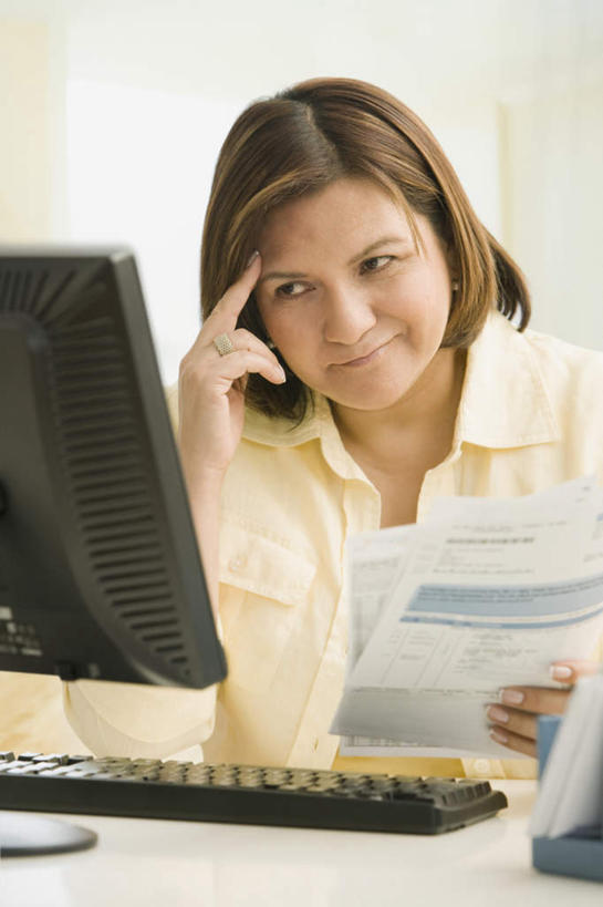 西方人,一个人,坐,竖图,室内,白天,正面,电脑,显示器,鼠标,键盘,桌子,欧洲,欧洲人,仅一个女性,仅一个人,撑,握,阴影,服装,反射,网络,影子,墙,拿,拿着,注视,休闲装,输入设备,通讯设备,墙壁,墙面,衣服,黄色,观察,看,仅一个中年女性,休闲,休闲服,台式电脑,握着,服饰,观看,账单,察看,撑着,票据,忧愁,发愁,关注,发票,通信设备,小票,输出设备,女人,女性,中年女性,白种人,坐着,半身,彩图,收据