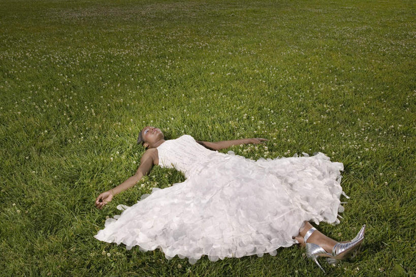 西方人,一个人,躺,闭眼,伸展双臂,睡,横图,俯视,室外,白天,晚礼服,草地,草坪,植物,欧洲,非洲,黑人,欧洲人,仅一个年轻女性,仅一个女性,仅一个人,阴影,光线,影子,草,绿色,白色,阳光,卧着,年轻女性,女人,女性,非洲人,闭眼睛,闭着眼,闭着眼睛,敞开双臂,困,困觉,寝息,伸开双臂,睡觉,躺着,卧,展开双肩,张开手臂,张开双臂,彩图,高角度拍摄,全身,晚宴服,舞会服,洋服,洋装,夜礼服