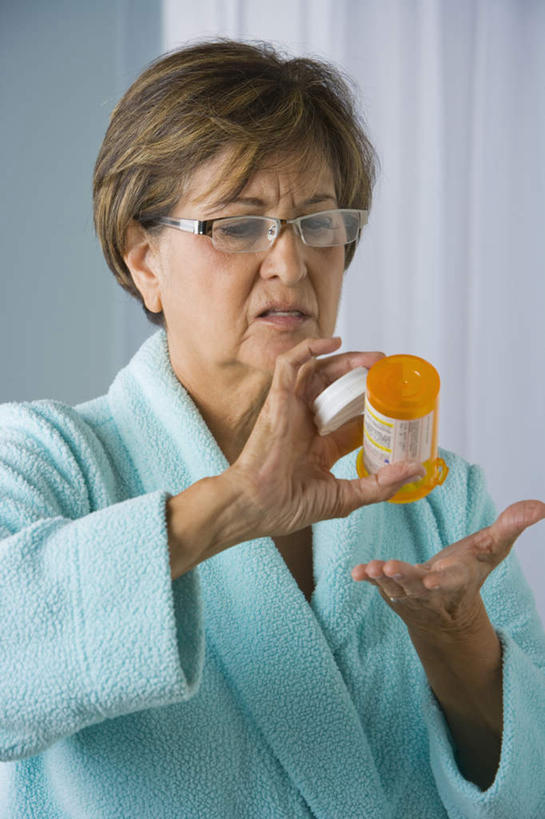 西方人,一个人,坐,竖图,室内,白天,正面,浴袍,安全,欧洲,欧洲人,仅一个女性,仅一个人,一副,倒,握,阴影,反射,眼镜,药剂,影子,墙,防护,拿,拿着,注视,墙壁,墙面,一个,绿色,瓶子,塑料制品,药品,观察,看,塑料瓶,治疗,握着,仅一个老年女性,单个,观看,老花镜,保护,药物,察看,医疗,关注,保险,预防,远视眼镜,平安,老年女性,女人,女性,白种人,坐着,半身,彩图,汤帷子,浴衣