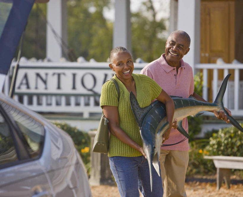 海鲜,西方人,老年人,两个人,家庭,夫妻,家,栏杆,走,笑,搬运,微笑,露齿笑,横图,室外,白天,正面,爱情,旅游,度假,草地,草坪,美景,植物,别墅,汽车,雕塑,欧洲,非洲,黑人,欧洲人,服装,艺术,装饰,英文,鱼,包,标志,雕刻,雕像,皮包,文字,栅栏,字符,字母,房屋,屋子,景观,篱笆,公寓,围栏,浪漫,注视,休闲装,娱乐,标识,水产,鱼类,洋房,护栏,楼房,海洋生物,住宅,车,草,树,树木,衣服,绿色,自然,工艺品,交通工具,轿车,观察,看,享受,休闲,温暖,温馨,一家人,休闲服,景色,恩爱,放松,恋人,服饰,生长,成长,观看,纪念,英文字母,单肩包,美术,和睦,察看,关注,自然风光,载具,水生动物,主题,海产品,水生物,陈列,海底动物,功能,美学,马林鱼,青枪鱼,老年男性,老年女性,男人,男性,女人,女性,非洲人,夫妇,情侣,搬,步行,散步,走路,半身,彩图,房子,伴侣,融洽