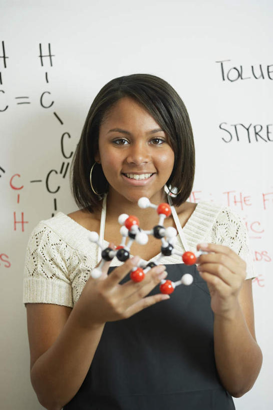西方人,一个人,学校,站,笑,微笑,露齿笑,竖图,室内,白天,正面,分子,欧洲,非洲,黑人,欧洲人,仅一个年轻女性,仅一个女性,仅一个人,握,服装,化学,英文,标志,围裙,文字,字符,字母,拿,拿着,注视,休闲装,标识,校园,衣服,白色,黑色,白板,观察,看,站着,休闲,教室,休闲服,握着,服饰,观看,英文字母,察看,分子结构,原子,关注,记录板,记事板,分子式,粒子,分子几何,分子立体结构,分子形状,年轻女性,女人,女性,非洲人,站立,半身,彩图,化学式