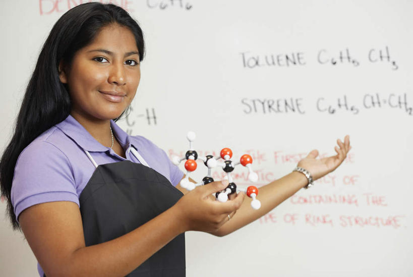 西方人,一个人,学校,站,笑,微笑,横图,室内,白天,侧面,分子,欧洲,欧洲人,仅一个年轻女性,仅一个女性,仅一个人,握,服装,时间,化学,英文,标志,时钟,手表,围裙,文字,字符,字母,拿,计时,拿着,注视,休闲装,标识,校园,衣服,紫色,黑色,白板,钟表,观察,看,手势,站着,休闲,教室,休闲服,表,握着,服饰,观看,英文字母,腕表,察看,分子结构,原子,关注,记录板,记事板,分子式,粒子,分子几何,分子立体结构,分子形状,年轻女性,女人,女性,白种人,钟,站立,半身,彩图,化学式