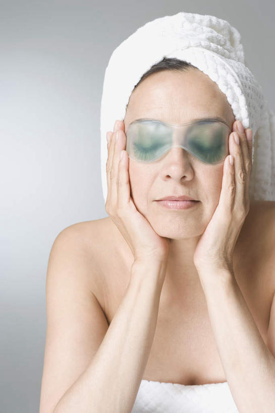 西方人,一个人,闭眼,竖图,室内,白天,正面,化妆,美容,欧洲,欧洲人,仅一个女性,仅一个人,撑,护肤,美白,纺织物,托腮,白色,化妆品,毛巾,清洁,托,仅一个中年女性,保养,享受,休闲,面膜,放松,去角质,保健,摄影,影棚,保湿,保暖,滋润,眼膜,护肤品,化妆用品,去死皮,托下巴,护肤用品,舒缓,透气,养颜,防水,片状,片状面膜,去污,控油,紧肤,嫩肤,祛痘,去痘,祛角质,抗衰,再生,增白,补水,祛斑,抗皱,防皱,除皱,去皱,储水,耐磨,吸水,女人,女性,中年女性,白种人,闭眼睛,闭着眼,闭着眼睛,半身,彩图,影棚拍摄,拍摄