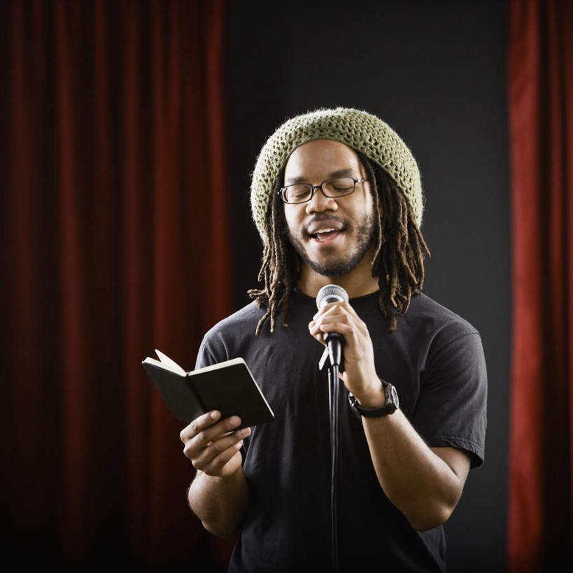 西方人,一个人,站,闭眼,方图,室内,白天,正面,帽子,书籍,欧洲,非洲,黑人,欧洲人,仅一个男性,仅一个人,一本,一副,握,服装,时间,时钟,手表,眼镜,拿,计时,拿着,休闲装,仅一个年轻男性,衣服,红色,话筒,钟表,站着,休闲,休闲服,表,握着,服饰,帷幕,腕表,麦克风,扩音器,帷幔,幕布,幕帘,近视眼镜,传声器,朗读,朗诵,棉帽,微音器,帷幔布,男人,男性,年轻男性,非洲人,书,图书,钟,闭眼睛,闭着眼,闭着眼睛,站立,半身,彩图