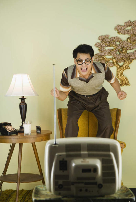 点心,牛奶,东方人,一个人,站,笑,打电话,微笑,露齿笑,竖图,室内,白天,正面,台灯,桌面,桌子,杯子,电话,电视,椅子,照明,亚洲,仅一个男性,仅一个人,一副,握,服装,木制,眼镜,木椅,墙,灯光,食品,饮品,曲奇,营养,拿,拿着,注视,休闲装,黄种人,通讯设备,墙壁,墙面,玻璃制品,灯,食物,饮料,仅一个年轻男性,衣服,话筒,木制品,水杯,灯具,饼干,零食,观察,看,站着,休闲,休闲服,电话线,握着,服饰,观看,照亮,察看,乳制品,固定电话,照明设备,奶,牛乳,关注,彩电,近视眼镜,曲奇饼,曲奇饼干,一部,安神,彩色电视机,显像管屏,显像管屏幕,交流,男人,男性,年轻男性,亚洲人,玻璃杯,电话机,电视机,沟通,通话,站立,半身,彩图