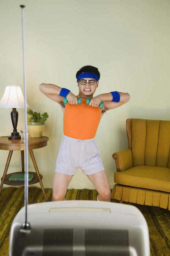 东方人,一个人,站,竖图,照片,室内,白天,正面,锻炼,运动,植物,台灯,哑铃,电视,照明,亚洲,仅一个男性,仅一个人,一副,握,服装,盆栽,眼镜,墙,灯光,盆景,拿,拿着,注视,休闲装,黄种人,运动器械,墙壁,墙面,灯,仅一个年轻男性,衣服,绿色,自然,灯具,观察,看,站着,休闲,休闲服,橙色,健身器械,握着,摄影,服饰,生长,成长,观看,照亮,察看,照明设备,关注,彩电,健身器材,近视眼镜,彩色电视机,显像管屏,显像管屏幕,体育,男人,男性,年轻男性,亚洲人,电视机,相片,站立,半身,彩图,健身,拍摄,照相,运动器材