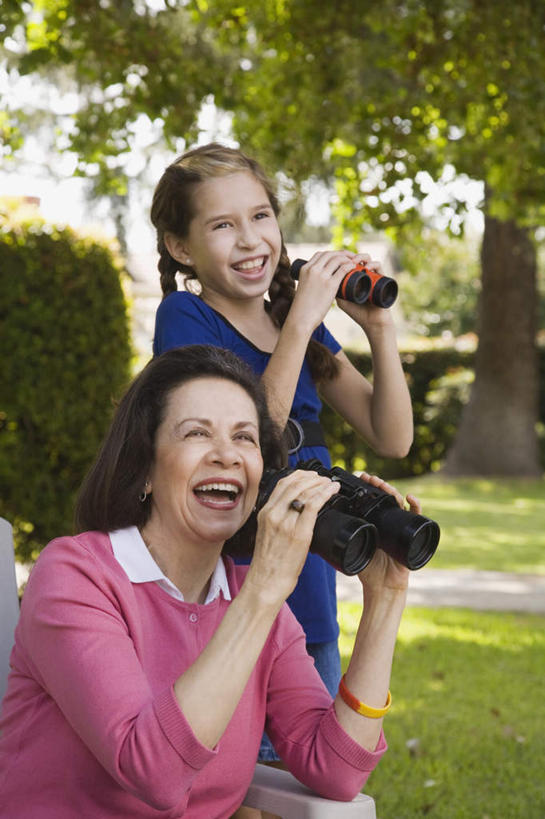 西方人,儿童,老年人,两个人,家庭,祖母,站,蹲,笑,微笑,露齿笑,竖图,室外,白天,正面,纯洁,仪器,科技,草地,草坪,植物,欧洲,欧洲人,眺望,握,服装,检查,研究,反射,分析,科学,望远镜,拿,拿着,注视,休闲装,草,树,树木,小孩,衣服,绿色,自然,观察,看,站着,休闲,温暖,温馨,一家人,休闲服,可爱,清晰,探索,童年,童趣,握着,服饰,生长,放大,奶奶,成长,观看,祖孙,仔细,和睦,科研,察看,科学技术,瞭望,聚焦,关注,童真,烂漫,无邪,远视镜,瞭望镜,外婆,外孙女,外祖母,光学,清楚,双筒镜,双筒望远镜,天真,老年女性,女孩,女人,女性,白种人,孩子,孙女,蹲着,站立,半身,彩图,融洽,光学仪器,千里镜,女生