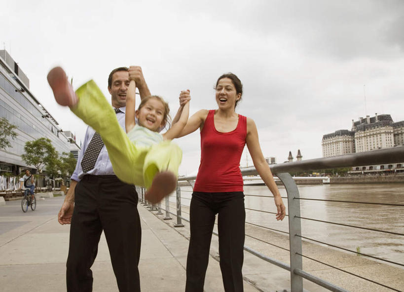 西方人,儿童,中年人,三个人,家庭,夫妻,母亲,父亲,女儿,商务人士,商务男性,商务女性,栏杆,站,握手,笑,微笑,露齿笑,横图,室外,白天,正面,衬衫,爱情,纯洁,河流,水,植物,欧洲,欧洲人,摇摆,套装,服装,背心,河水,水流,乌云,云,阴天,云朵,围栏,领带,浪漫,云彩,注视,休闲装,护栏,树,树木,小孩,衣服,红色,绿色,天空,自然,天,观察,看,站着,休闲,温暖,温馨,父女,母女,三口之家,一家人,休闲服,恩爱,父爱,可爱,母爱,童年,童趣,恋人,服饰,生长,成长,观看,摇曳,和睦,察看,昏暗,象征,阴沉,庄重,关注,商务装,身份,摇晃,工薪阶层,童真,烂漫,无邪,正式,地位,扭捏,摇荡,天真,男人,男性,女孩,女人,女性,中年男性,中年女性,白种人,孩子,夫妇,情侣,白领,上班族,搀手,拉手,手搀手,手拉手,手牵手,手握手,站立,半身,彩图,衬衣,伴侣,融洽,女生
