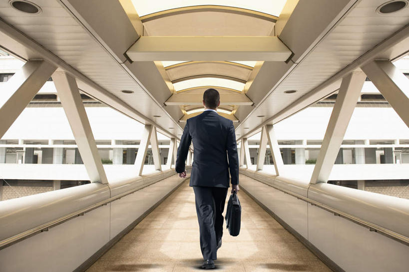 东方人,一个人,商务人士,商务男性,机场,走,横图,室内,白天,衬衫,飞机场,亚洲,仅一个男性,仅一个人,握,套装,包,公文包,通道,桥,拿,拿着,黄种人,仅一个年轻男性,背面,握着,公事包,商务装,工薪阶层,廊桥,登机桥,男人,男性,年轻男性,亚洲人,白领,上班族,航空站,空港,步行,散步,走路,彩图,全身,衬衣