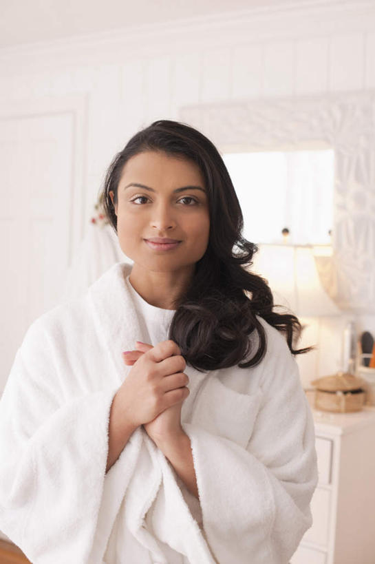 西方人,一个人,站,笑,微笑,竖图,室内,白天,正面,浴袍,欧洲,欧洲人,仅一个年轻女性,仅一个女性,仅一个人,握,节日,注视,文化,白色,观察,看,祈祷,站着,健康,握着,许愿,宗教,信仰,观看,纪念,祈求,察看,关注,平安,年轻女性,女人,女性,白种人,站立,半身,彩图,汤帷子,浴衣