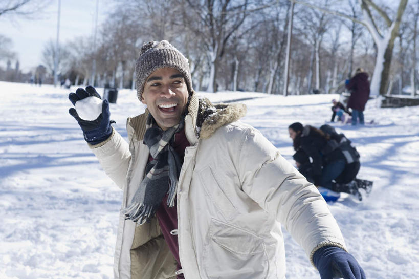 西方人,一个人,站,笑,微笑,露齿笑,横图,室外,白天,正面,旅游,度假,游戏,美景,森林,树林,雪,植物,大雪,帽子,欧洲,欧洲人,仅一个男性,仅一个人,仅一个中年男性,握,阴影,服装,装饰,光线,影子,积雪,景观,雪景,云,云朵,冬季,冬天,拿,玩,云彩,拿着,注视,娱乐,树,树木,衣服,蓝色,绿色,白云,蓝天,天空,阳光,自然,手套,围巾,天,观察,看,站着,享受,休闲,温暖,景色,放松,寒冷,握着,服饰,生长,晴朗,成长,围脖,观看,活动,羽绒服,保暖,华丽,点缀,察看,御寒,发泄,关注,消遣,智力,自然风光,打雪仗,宣泄,衬托,美观,雅致,雅观,棉帽,严寒,冬装,男人,男性,中年男性,白种人,晴空,玩耍,嬉戏,站立,半身,彩图,雪仗