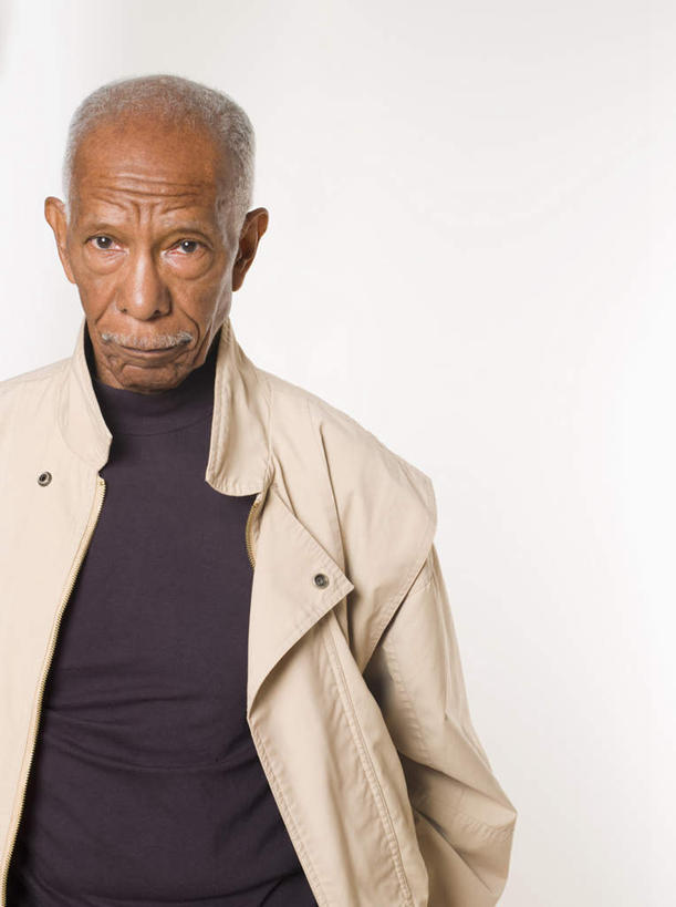 西方人,一个人,站,竖图,室内,白天,白色背景,正面,欧洲,欧洲人,仅一个男性,仅一个人,服装,注视,休闲装,衣服,观察,看,站着,仅一个老年男性,休闲,休闲服,摄影,服饰,影棚,观看,厌恶,察看,关注,讨厌,老年男性,男人,男性,白种人,站立,半身,彩图,影棚拍摄,拍摄