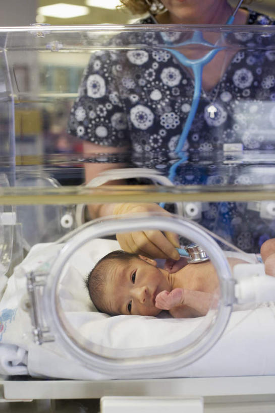 西方人,婴儿,儿童,两个人,医生,医院,站,躺,竖图,室内,白天,正面,工作服,制服,纯洁,机器,欧洲,欧洲人,握,朦胧,模糊,医学,拿,拿着,注视,设备,裸露,小孩,听诊器,观察,看,站着,医护人员,医疗人员,可爱,握着,活泼,观看,察看,医疗,医疗设备,白大褂,关注,宝宝,裸,医疗器械,医疗工具,纯真,烂漫,无邪,医疗机构,工作制服,检测工具,保育箱,婴儿保育箱,卧着,伶俐,天真,女人,女性,中年女性,白种人,孩子,大夫,躺着,卧,站立,半身,彩图,工作套服,病院,诊所,培养箱,婴儿培养箱