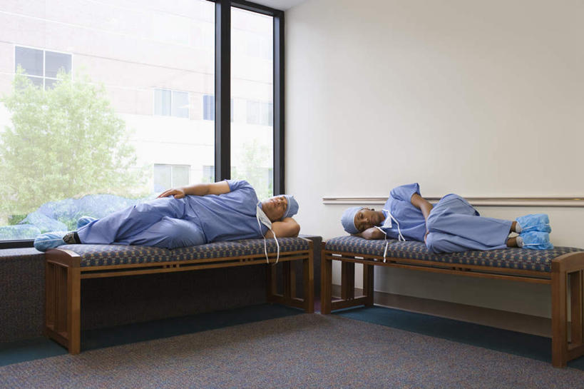 西方人,两个人,伙伴,朋友,医生,护士,医院,躺,闭眼,睡,横图,室内,白天,正面,工作服,制服,友谊,合作,团队,植物,窗户,落地窗,帽子,椅子,欧洲,非洲,黑人,欧洲人,分离,墙,过滤,分开,玻璃窗,墙壁,墙面,树,树木,蓝色,绿色,自然,口罩,医护人员,医疗人员,疲倦,隔断,战略,遮掩,生长,成长,隔离,卫生,疲劳,掩盖,遮挡,白衣天使,疲惫,白大褂,净化,间隔,防护服,预防,困乏,隔离服,无菌服,遮盖,防尘,医疗机构,鞋套,医生帽,疲乏,联合,合谋,掩饰,断绝,隔开,屏蔽,屏绝,远离,中断,阻遏,阻隔,委顿,疲困,疲顿,疲钝,倦怠,怠倦,工作制服,卧着,配合,协作,男人,男性,年轻女性,女人,女性,中年男性,非洲人,大夫,闭眼睛,闭着眼,闭着眼睛,困,困觉,寝息,睡觉,躺着,卧,彩图,全身,工作套服,病院,诊所,防静电工装,隔工作服,洁净工装,洁净工作服,净化服,无尘工作服,无尘衣,鞋罩,一次性鞋套