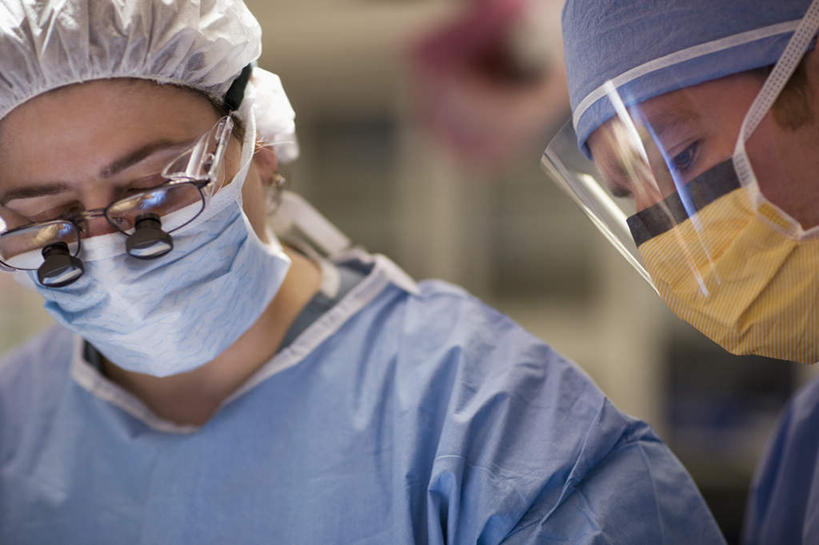 西方人,两个人,伙伴,朋友,医生,医院,站,横图,室内,白天,正面,工作服,制服,友谊,合作,团队,仪器,帽子,欧洲,欧洲人,检查,朦胧,模糊,反射,分离,分析,科学,放大镜,过滤,分开,注视,蓝色,口罩,低头,观察,看,站着,医护人员,医疗人员,隔断,清晰,探索,战略,遮掩,放大,观看,隔离,仔细,透镜,察看,卫生,掩盖,凸透镜,遮挡,聚焦,白大褂,关注,净化,间隔,防护服,预防,隔离服,无菌服,遮盖,防尘,医疗机构,SL手术放大镜,医生帽,光学,清楚,联合,合谋,掩饰,断绝,隔开,屏蔽,屏绝,远离,中断,阻遏,阻隔,垂头,工作制服,手术放大镜,配合,协作,男人,男性,年轻男性,年轻女性,女人,女性,白种人,大夫,站立,半身,彩图,工作套服,病院,诊所,防静电工装,隔工作服,洁净工装,洁净工作服,净化服,无尘工作服,无尘衣