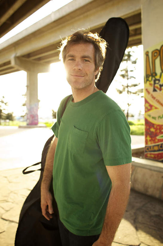 西方人,一个人,站,竖图,室外,白天,侧面,抽象,绘画,欧洲,欧洲人,仅一个男性,仅一个人,仅一个中年男性,握,阴影,服装,艺术,光线,彩绘,图案,影子,墙,乐器,弦乐器,艺术品,古典,拿,拿着,注视,休闲装,文化,墙壁,墙面,衣服,绿色,阳光,工艺品,观察,看,品味,站着,休闲,概念,休闲服,握着,服饰,观看,美术,察看,高雅,关注,弓拉弦乐器,弓拉弦鸣乐器,美学,图文,低音提琴,倍大提琴,擦奏弦鸣乐器,男人,男性,中年男性,白种人,站立,半身,彩图,涂鸦