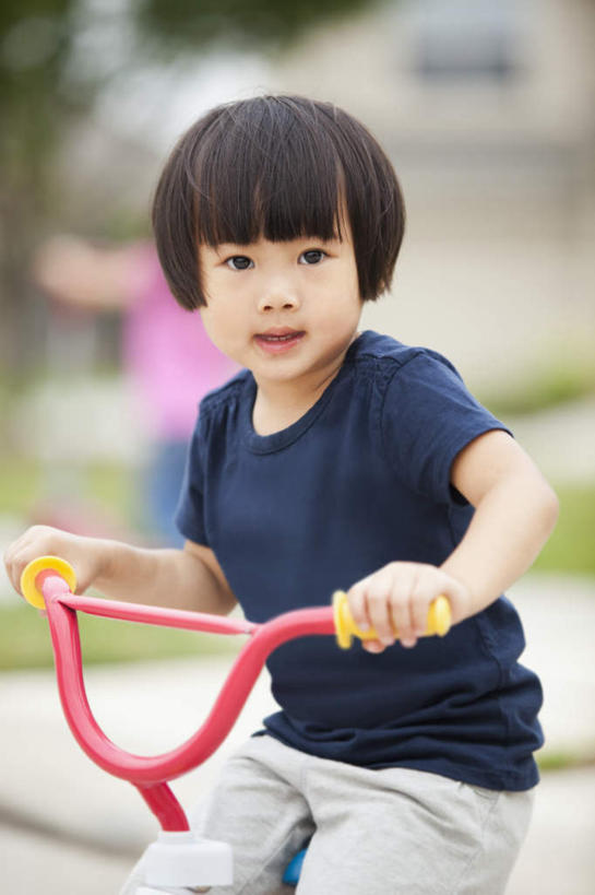 西方人,儿童,一个人,坐,竖图,室外,白天,正面,纯洁,植物,自行车,欧洲,欧洲人,仅一个女性,仅一个人,一辆,握,服装,朦胧,模糊,注视,休闲装,车,脚踏车,树,树木,小孩,骑,衣服,绿色,自然,交通工具,观察,看,仅一个小孩,骑车,休闲,休闲服,可爱,童年,童趣,握着,服饰,生长,成长,观看,察看,关注,载具,儿童车,童真,烂漫,无邪,儿童自行车,天真,女孩,女人,女性,白种人,孩子,坐着,半身,彩图,女生