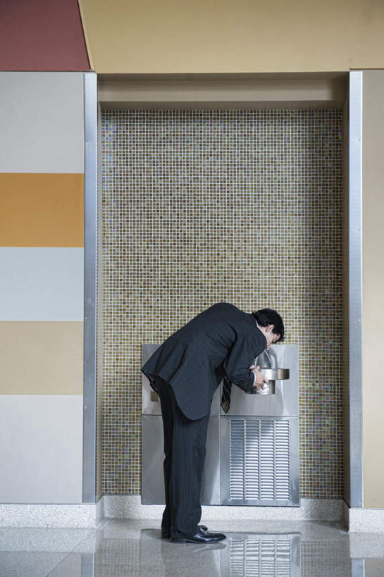 西方人,一个人,商务人士,商务男性,站,竖图,室内,白天,侧面,衬衫,水,欧洲,欧洲人,仅一个男性,仅一个人,弯腰,握,套装,电器,桶,液体,塑料,墙,领带,拿,拿着,饮用水,墙壁,墙面,仅一个年轻男性,容器,塑料制品,纯净水,矿泉水,站着,握着,储藏,塑料桶,家电,家用电器,象征,庄重,饮水机,储存,桶装水,商务装,身份,工薪阶层,蒸馏水,弯身,正式,地位,男人,男性,年轻男性,白种人,白领,上班族,站立,彩图,全身,衬衣,贮存