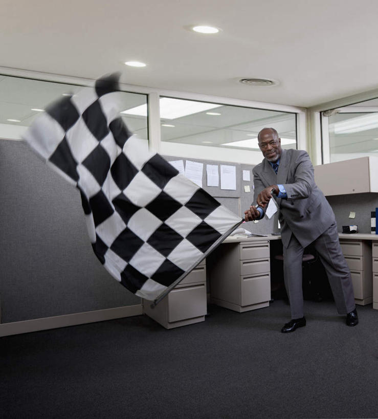 西方人,一个人,商务人士,商务男性,办公室,站,竖图,室内,白天,正面,衬衫,柜子,家具,桌子,旗帜,欧洲,非洲,黑人,欧洲人,仅一个男性,仅一个人,握,阴影,套装,反射,材料,档案,方格,格子,文件,影子,办公桌,注视,旗子,白色,黑色,资料,观察,看,站着,仅一个老年男性,握着,观看,察看,关注,文档,商务装,档案柜,工薪阶层,办公家具,旌旗,旗号,甩动,老年男性,男人,男性,非洲人,白领,上班族,站立,彩图,全身,衬衣,甩