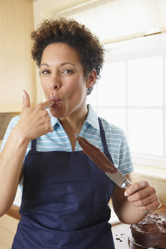 西方人,一个人,站,竖图,室内,白天,正面,厨房,窗户,金属制品,欧洲,欧洲人,仅一个女性,仅一个人,握,阴影,服装,反射,金属,铲子,围裙,影子,食品,糖,糖果,甜点,甜品,注视,休闲装,玻璃窗,食物,衣服,蓝色,甜食,巧克力,观察,看,站着,仅一个中年女性,休闲,休闲服,握着,服饰,观看,朱古力,察看,关注,吸吮,女人,女性,中年女性,白种人,站立,半身,彩图,灶间