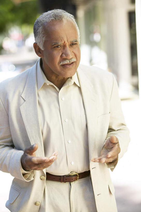 西方人,一个人,站,竖图,室外,白天,正面,欧洲,欧洲人,仅一个男性,仅一个人,阴影,服装,朦胧,模糊,光线,影子,注视,休闲装,衣服,白色,阳光,观察,看,站着,仅一个老年男性,休闲,休闲服,服饰,观看,好奇,察看,关注,老年男性,男人,男性,白种人,站立,半身,彩图