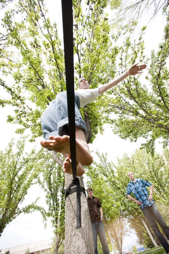 西方人,两个人,伙伴,朋友,站,伸展双臂,竖图,室外,白天,仰视,锻炼,旅游,度假,探险,友谊,运动,草地,草坪,植物,欧洲,欧洲人,阴影,服装,光线,影子,注视,休闲装,娱乐,极限运动,踩,草,树,树木,衣服,绿色,阳光,自然,踩着,观察,看,站着,享受,休闲,休闲服,放松,服饰,生长,成长,观看,察看,关注,室外运动,户外运动,走钢丝,冒险,体育,友情,男人,男性,年轻男性,白种人,敞开双臂,伸开双臂,展开双肩,站立,张开手臂,张开双臂,彩图,低角度拍摄,全身,健身,达瓦孜