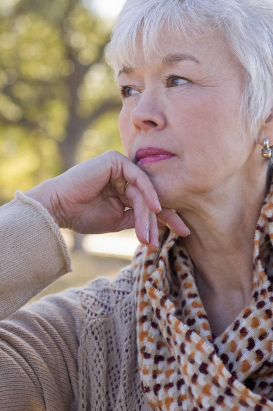 蝶泳,西方人,脸,头,脸颊,一个人,室外,特写,白天,正面,爱情,植物,欧洲,欧洲人,仅一个女性,仅一个人,撑,服装,装饰,浪漫,注视,休闲装,肩膀,装饰品,树,树木,衣服,黄色,灰色,自然,戒指,饰品,首饰,围巾,观察,看,休闲,温暖,休闲服,恩爱,服饰,仅一个老年女性,生长,成长,围脖,观看,保暖,单手,华丽,耳坠,信物,点缀,察看,撑着,权利,御寒,关注,衬托,美观,雅致,雅观,手饰,耳饰,老年女性,女人,女性,白种人,头部,直发,脸部,脸蛋,面部,半身,彩图,短发
