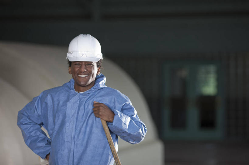 冲浪,西方人,一个人,站,笑,微笑,露齿笑,室内,白天,正面,工作服,制服,门,帽子,欧洲,非洲,黑人,欧洲人,仅一个男性,仅一个人,仅一个中年男性,握,朦胧,模糊,头盔,墙,拿,拿着,注视,手叉腰,墙壁,墙面,蓝色,安全帽,门框,叉腰,观察,看,站着,握着,观看,察看,关注,一顶,工作制服,男人,男性,中年男性,非洲人,站立,半身,彩图,工作套服