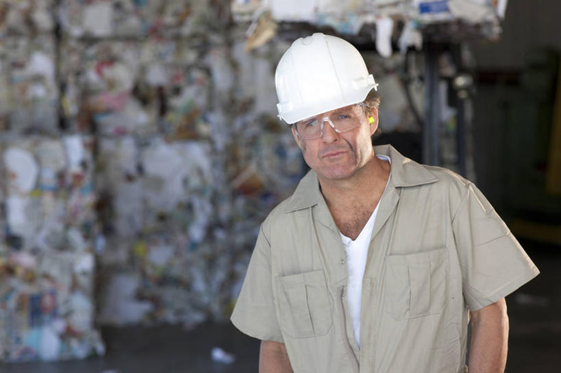 冲浪,西方人,一个人,站,笑,微笑,室外,白天,正面,工作服,制服,帽子,欧洲,欧洲人,仅一个男性,仅一个人,仅一个中年男性,一堆,许多,堆叠,堆积,朦胧,模糊,头盔,垃圾,很多,扭头,注视,白色,安全帽,观察,看,站着,转头,观看,堆,察看,关注,一顶,工作制服,渣滓,男人,男性,中年男性,白种人,站立,半身,彩图,工作套服