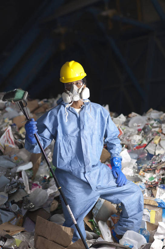 蝶泳,西方人,一个人,清洁工,站,室内,白天,正面,工作服,制服,帽子,欧洲,欧洲人,仅一个男性,仅一个人,仅一个中年男性,一把,一堆,许多,握,堆叠,堆积,纺织物,工具,扫帚,头盔,垃圾,很多,拿,拿着,注视,踩,黄色,蓝色,安全帽,毛巾,踩着,观察,看,清洁,站着,握着,观看,堆,保暖,扫把,察看,卫生,关注,保洁,清洁员,保洁员,透气,防水,笤帚,一顶,清洁人员,工作制服,渣滓,储水,耐磨,吸水,男人,男性,中年男性,白种人,清洁工人,站立,半身,彩图,工作套服