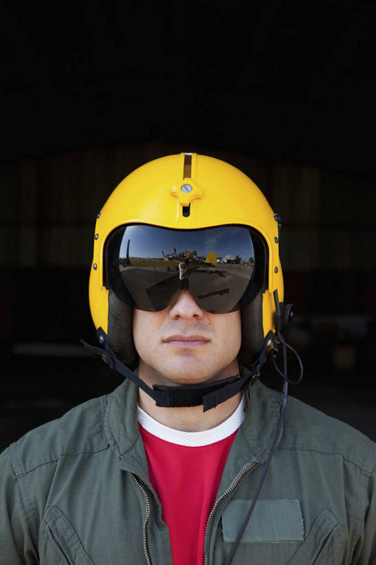 蝶泳,西方人,脸,头,脸颊,一个人,飞行员,笑,微笑,室外,特写,白天,正面,安全,帽子,欧洲,欧洲人,仅一个男性,仅一个人,一副,服装,头盔,眼镜,防护,注视,休闲装,肩膀,仅一个年轻男性,衣服,黄色,安全帽,观察,看,休闲,休闲服,服饰,观看,护目镜,保护,察看,关注,保险,保全,周全,安稳,安定,一顶,安全防护眼镜,平安,男人,男性,年轻男性,白种人,头部,脸部,脸蛋,面部,飞行人员,半身,彩图,防护眼镜