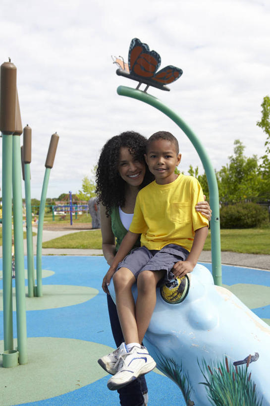 蝶泳,西方人,儿童,中年人,两个人,家庭,母亲,儿子,站,坐,笑,交叉,微笑,露齿笑,室外,白天,正面,纯洁,草地,草坪,植物,雕塑,欧洲,非洲,黑人,欧洲人,阴影,服装,艺术,装饰,光线,雕刻,雕像,影子,云,云朵,云彩,扭头,注视,休闲装,草,树,树木,小孩,衣服,蓝色,绿色,白云,蓝天,天空,阳光,自然,工艺品,天,观察,看,站着,转头,休闲,温暖,温馨,母子,一家人,休闲服,可爱,母爱,童年,童趣,搭,服饰,生长,晴朗,成长,观看,纪念,美术,和睦,察看,搭着,关注,主题,陈列,童真,烂漫,无邪,功能,美学,相交,交集,天真,男孩,女人,女性,中年女性,非洲人,孩子,晴空,站立,坐着,半身,彩图,融洽,男生