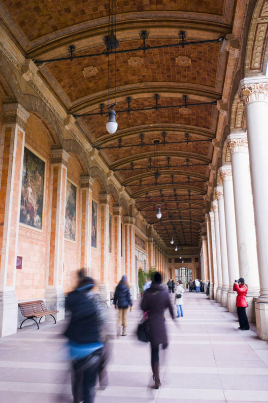 蝶泳,西方人,走,室外,白天,仰视,德国,欧洲,欧洲人,行人,游客,游人,握,阴影,服装,朦胧,模糊,光线,影子,柱子,走道,走廊,过道,许多人,拿,拿着,注视,休闲装,路人,旅客,衣服,阳光,观察,看,一群人,休闲,休闲服,握着,服饰,观看,察看,西欧,关注,德意志联邦共和国,巴登.符腾堡,巴登.符腾堡州,巴符州,过客,巴登巴登,老年女性,女人,女性,白种人,步行,散步,走路,半身,彩图,低角度拍摄