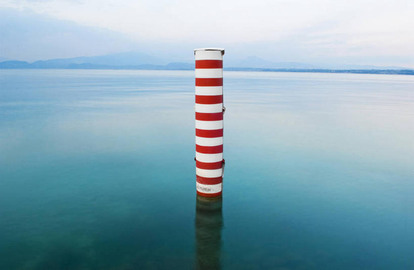 冲浪,无人,室外,白天,正面,旅游,度假,湖,湖泊,美景,水,意大利,欧洲,阴影,光线,影子,柱子,湖面,景观,水流,水面,云,云朵,云彩,娱乐,蓝色,白云,蓝天,天空,阳光,自然,湖水,天,享受,休闲,景色,放松,晴朗,南欧,自然风光,意大利共和国,布雷西亚省,贝纳科湖,加尔达湖,晴空,彩图