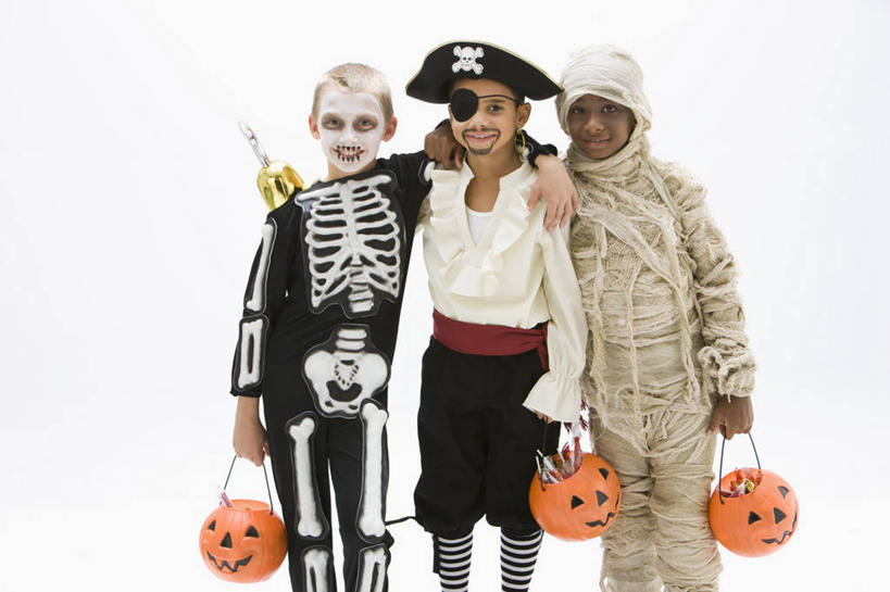 冲浪,西方人,儿童,脸,头,脸颊,三个人,伙伴,朋友,站,笑,微笑,露齿笑,室内,白天,正面,锻炼,友谊,纯洁,运动,南瓜,蔬菜,帽子,照明,欧洲,欧洲人,握,服装,节日,庆祝,新鲜,装饰,灯光,金瓜,食品,速度,拿,拿着,注视,文化,娱乐,镂空,番瓜,灯,食物,小孩,衣服,灯具,观察,看,靠,靠着,站着,庆典,南瓜灯,万圣节,眼罩,可爱,力量,平衡,童年,童趣,搭,握着,遮,遮掩,摄影,服饰,有机食品,绿色食品,影棚,观看,纪念,技巧,华丽,修饰,协调,麦瓜,倭瓜,照亮,点缀,察看,掩盖,剑,遮挡,衣着,照明设备,穿着,搭着,关注,灵敏,表演服,演出服,击剑运动,童真,烂漫,无邪,遮盖,柔韧,花剑,趣味,衬托,美观,雅致,雅观,耐力,抗争,掩饰,佩剑,锐剑,重剑,剑术,衣饰,镂刻,道具服,体育,天真,友情,击剑,男孩,男人,男性,白种人,头部,脸部,脸蛋,面部,站立,半身,彩图,影棚拍摄,健身,拍摄,睡眠眼罩,遮光眼罩,男生,海盗帽