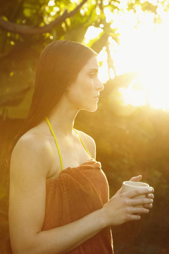 蝶泳,咖啡,西方人,一个人,站,室外,白天,侧面,旅游,度假,幸福,美景,日落,植物,杯子,欧洲,欧洲人,仅一个年轻女性,仅一个女性,仅一个人,握,阴影,朦胧,模糊,光线,纺织物,影子,浴巾,陶瓷,景观,晚霞,霞光,落日,陶瓷制品,背光,拿,拿着,注视,娱乐,树,树木,饮料,绿色,阳光,自然,黄昏,马克杯,水杯,毛巾,观察,看,清洁,站着,享受,休闲,温馨,景色,彩霞,放松,乐趣,握着,生长,成长,观看,保暖,察看,提神,舒适,关注,自然风光,醒脑,逆光,透气,防水,软饮料,夕照,储水,耐磨,吸水,薄暮,年轻女性,女人,女性,白种人,夕阳,站立,半身,彩图,傍晚,斜阳