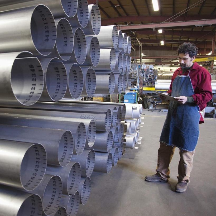 西方人,一个人,工厂,站,方图,室内,白天,正面,工作服,制服,照明,欧洲,欧洲人,仅一个男性,仅一个人,仅一个中年男性,握,阴影,光线,材料,档案,管子,围裙,文件,影子,纸,塑料,灯光,拿,拿着,注视,管道,顶灯,灯,工人,手稿,塑料制品,资料,灯具,低头,观察,看,站着,握着,观看,证明,照亮,察看,照明设备,关注,文档,塑料管,垂头,工作制服,PVC管,男人,男性,中年男性,白种人,站立,彩图,全身,工作套服,工地,制造厂,合成材料