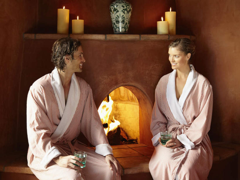 冲浪,西方人,两个人,家庭,夫妻,坐,笑,微笑,露齿笑,室内,白天,正面,浴袍,爱情,建材,水,壁炉,建筑,杯子,花瓶,蜡烛,欧洲,欧洲人,握,阴影,服装,光线,材料,火焰,木板,木材,液体,影子,烛光,陶瓷,陶瓷制品,浪漫,燃烧,拿,置物架,拿着,注视,饮用水,相视,架子,玻璃制品,木柴,衣服,瓶子,水杯,矿泉水,点燃,观察,看,取暖,温暖,温馨,一家人,面对面,恩爱,握着,恋人,建造,服饰,木料,观看,对视,和睦,察看,互视,衣着,穿着,关注,相对,陈列架,蒸馏水,相看,衣饰,搁架,男人,男性,年轻女性,女人,女性,中年男性,白种人,年轻人,夫妇,情侣,玻璃杯,坐着,半身,彩图,汤帷子,浴衣,取暖设备,伴侣,融洽