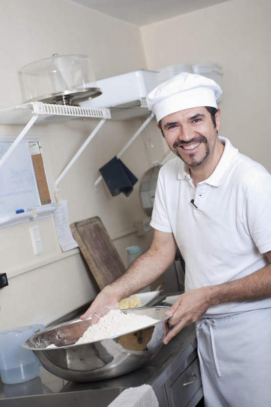 蝶泳,西方人,一个人,商店,站,笑,微笑,露齿笑,室内,白天,正面,工作服,制服,厨房,帽子,金属制品,欧洲,欧洲人,仅一个男性,仅一个人,仅一个中年男性,金属,粉末,面粉,粮食,注视,商铺,一个,容器,碗,观察,看,站着,粉,单个,观看,储藏,农产品,察看,储存,关注,厨师帽,面点师,烘焙师,原材料,粉状,市肆,商号,工作制服,面包店,男人,男性,中年男性,白种人,站立,半身,彩图,工作套服,灶间,店铺,贮存