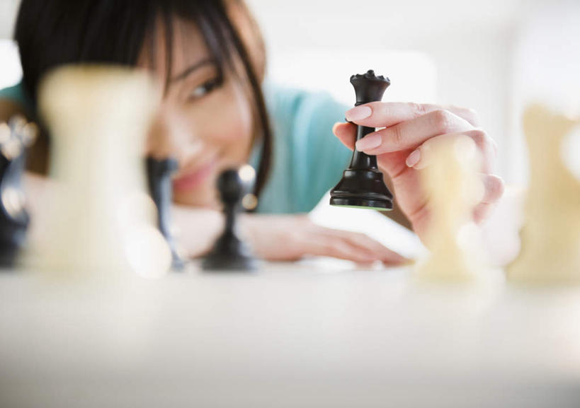 冲浪,东方人,一个人,笑,微笑,室内,白天,正面,游戏,快乐,比赛,竞争,桌面,桌子,亚洲,仅一个年轻女性,仅一个女性,仅一个人,握,服装,朦胧,模糊,木制,拿,玩,拿着,注视,休闲装,黄种人,娱乐,衣服,木制品,象棋,观察,看,休闲,休闲服,棋盘,国际象棋,益智,握着,服饰,观看,活动,察看,发泄,关注,消遣,智力,宣泄,年轻女性,女人,女性,亚洲人,玩耍,嬉戏,半身,彩图