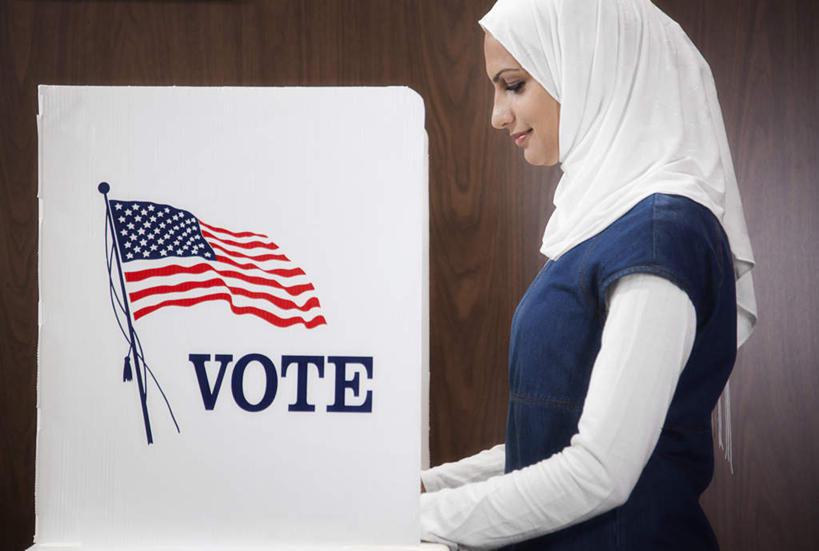 冲浪,西方人,一个人,站,室内,白天,侧面,民族服装,桌子,旗帜,国旗,欧洲,欧洲人,仅一个年轻女性,仅一个女性,仅一个人,握,服装,英文,标志,头巾,文字,字符,字母,办公桌,墙,拿,拿着,注视,标识,星条旗,墙壁,墙面,衣服,观察,看,站着,握着,美国国旗,服饰,观看,英文字母,察看,书写,衣着,穿着,关注,衣饰,推举,年轻女性,女人,女性,白种人,旗,站立,半身,彩图,传统服装,民俗服,美利坚合众国国旗,投票,选举