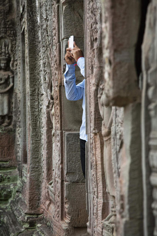 蝶泳,西方人,一个人,站,举,打电话,室外,白天,侧面,旅游,度假,名胜古迹,标志建筑,地标,建筑,电话,手机,欧洲,柬埔寨,欧洲人,亚洲,仅一个男性,仅一个人,仅一个中年男性,阴影,服装,遗迹,光线,影子,墙,休闲装,古迹,文物,娱乐,通讯设备,建设,古建筑,墙壁,墙面,拍照,衣服,阳光,托,站着,享受,休闲,休闲服,旅游胜地,放松,摄影,服饰,东南亚,古文明,一部,高棉,塔普伦寺,塔布茏寺,柬埔寨王国,吉蔑,交流,男人,男性,中年男性,白种人,沟通,举起,举手,举着,通话,向上举,向上伸,向上托,站立,半身,彩图,照相