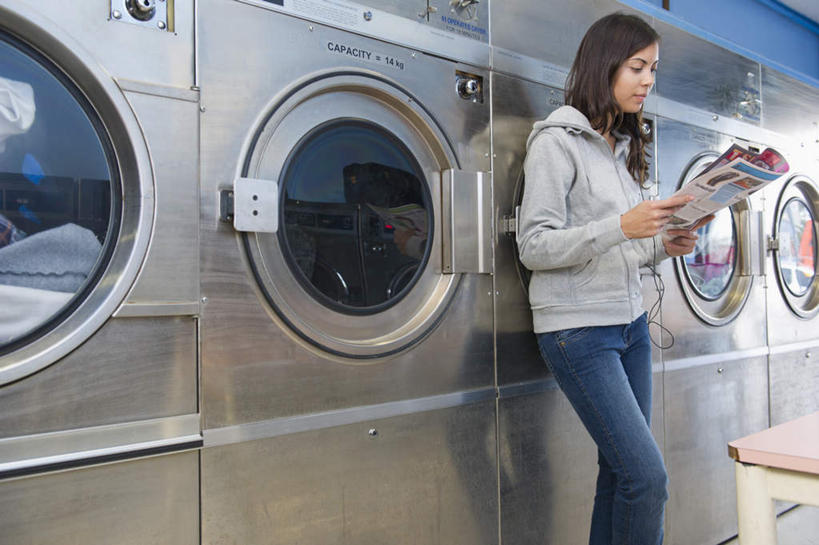 冲浪,西方人,一个人,站,室内,白天,侧面,阅读,杂志,欧洲,欧洲人,仅一个年轻女性,仅一个女性,仅一个人,一排,许多,握,学习,阴影,服装,整齐,反射,电器,影子,注视,休闲装,排列,衣服,低头,观察,看,站着,休闲,休闲服,连帽衫,读书,浏览,握着,服饰,洗衣机,观看,察看,家电,家用电器,滚筒洗衣机,队列,关注,帽衫,年轻女性,女人,女性,白种人,清洗,洗涤,站立,半身,彩图