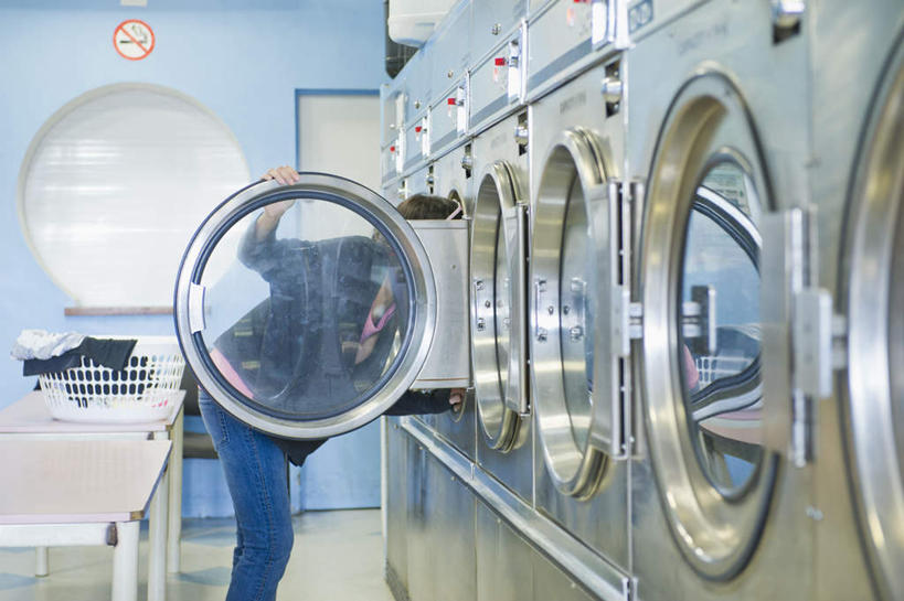 冲浪,西方人,一个人,站,室内,白天,侧面,欧洲,欧洲人,仅一个年轻女性,仅一个女性,仅一个人,一排,许多,阴影,服装,裤子,整齐,反射,电器,篮子,影子,塑料,墙,牛仔裤,休闲装,墙壁,墙面,排列,衣服,塑料制品,打开,站着,休闲,休闲服,服饰,洗衣机,家电,家用电器,开启,滚筒洗衣机,队列,年轻女性,女人,女性,白种人,清洗,洗涤,站立,半身,彩图