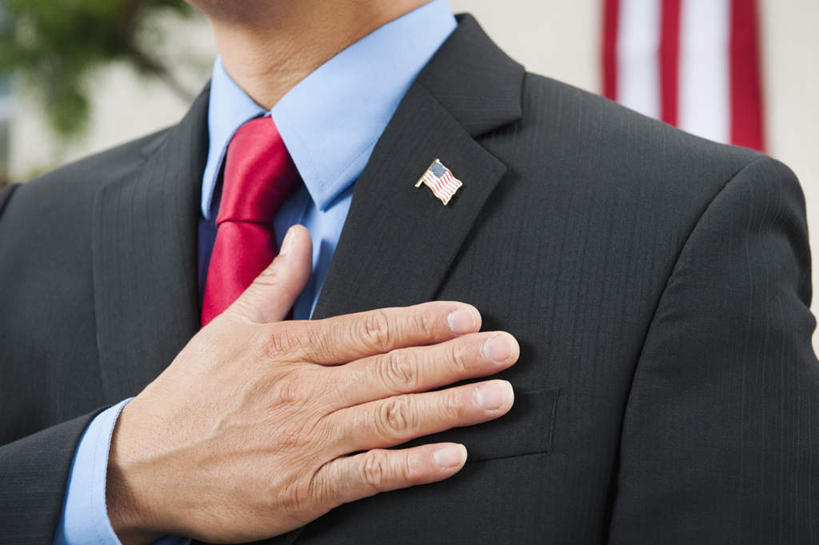 冲浪,西方人,手,一个人,商务人士,商务男性,站,室外,特写,白天,正面,衬衫,植物,旗帜,国旗,欧洲,欧洲人,仅一个男性,仅一个人,仅一个中年男性,阴影,套装,光线,影子,领带,星条旗,树,树木,绿色,阳光,自然,站着,手部,美国国旗,生长,成长,单手,徽章,象征,庄重,商务装,身份,宣誓,工薪阶层,正式,地位,男人,男性,中年男性,白种人,白领,上班族,旗,站立,半身,彩图,衬衣,美利坚合众国国旗