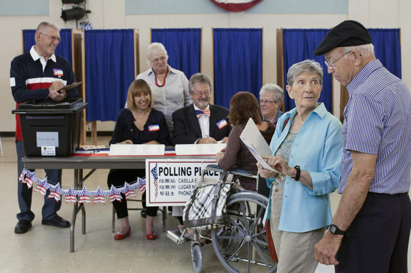 冲浪,西方人,伙伴,朋友,病人,站,坐,笑,微笑,露齿笑,室内,白天,正面,友谊,合作,团队,帽子,欧洲,欧洲人,阴影,服装,时间,反射,英文,标志,材料,档案,工具,时钟,手表,文件,文字,眼镜,影子,字符,字母,墙,许多人,计时,注视,休闲装,标识,墙壁,墙面,衣服,蓝色,轮椅,容器,箱子,资料,钟表,复健,观察,看,站着,一群人,休闲,康复,休闲服,器械,表,战略,服饰,帷幕,观看,储藏,老花镜,英文字母,腕表,察看,医疗设备,徽章,储存,关注,帷幔,文档,病患,医疗器械,幕布,残疾,残疾人,医疗工具,幕帘,伤残,志愿者,联合,合谋,辅助设备,残障,弱势群体,帷幔布,远视眼镜,配合,协作,老年男性,老年女性,男人,男性,女人,女性,白种人,患者,就医者,钟,站立,坐着,半身,彩图,义工,志工,公民,贮存